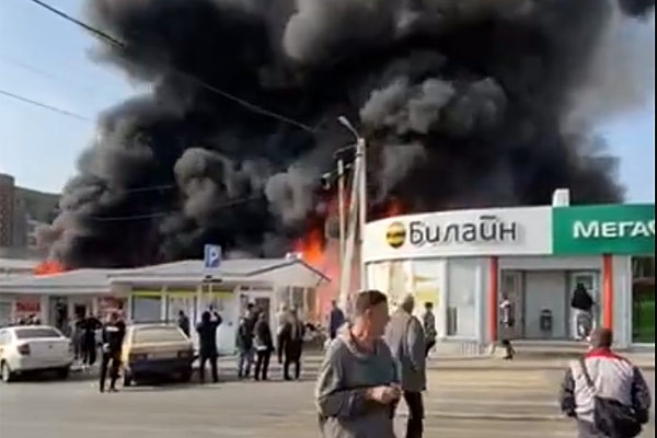 Загорелся рынок в г. Шахты на ХБК — много видео