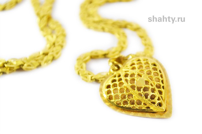 В Шахтах сорвали с женщины золотые цепочки с кулоном стоимостью 35 тысяч рублей