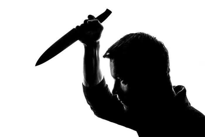 В Шахтах парень из ревности 50 раз ударил ножом сестру, в которую был влюблен