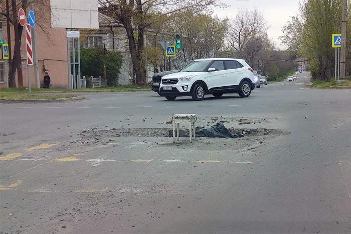 В Шахтах яма и табуретка на перекрестке заинтересовали шахтинцев