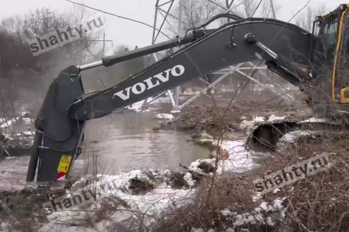 Образовался огромный провал в Новочеркасске, перекрыты две улицы
