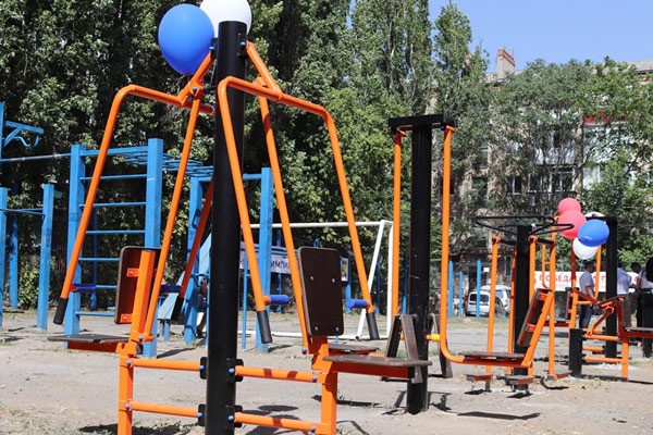 В г. Шахты появилась спортплощадка с тренажерами на улице Шевченко