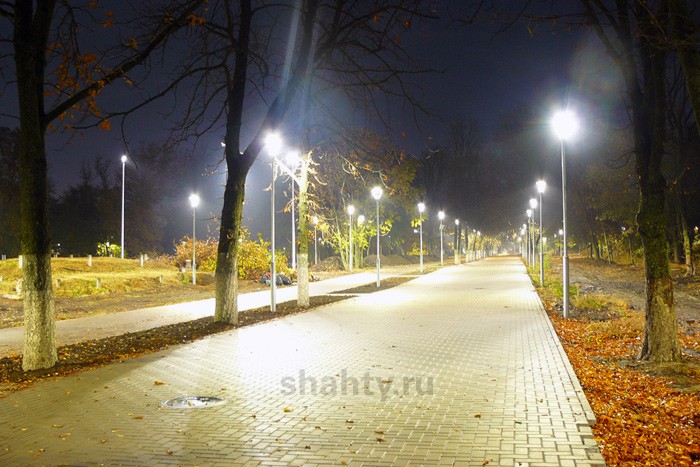В парке г. Шахты появилось освещение — рассмотрим плюсы и минусы
