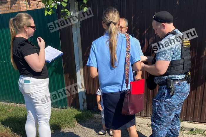 В Шахтах приставы посетили 12 должников и арестовали транспортное средство