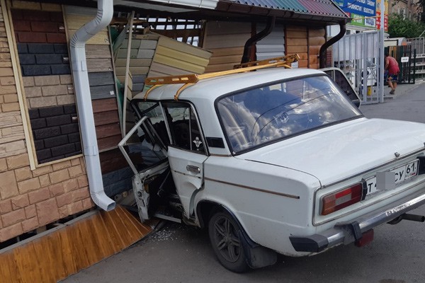 В г. Шахты ВАЗ протаранил магазин после столкновения с кроссовером