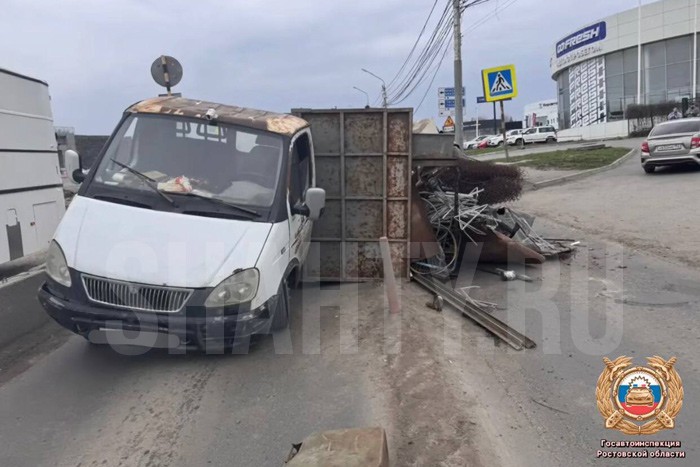 В Ростове «Газель» опрокинула металл на Kia Ceed и Chery