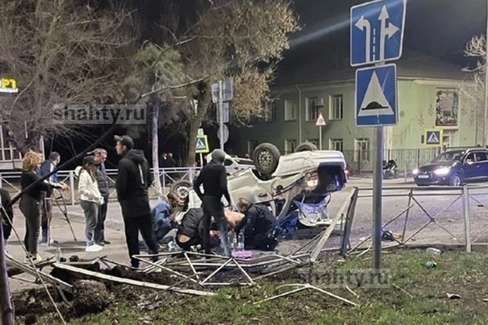 Опрокинулся автомобиль в центре Новошахтинска: пострадали два человека