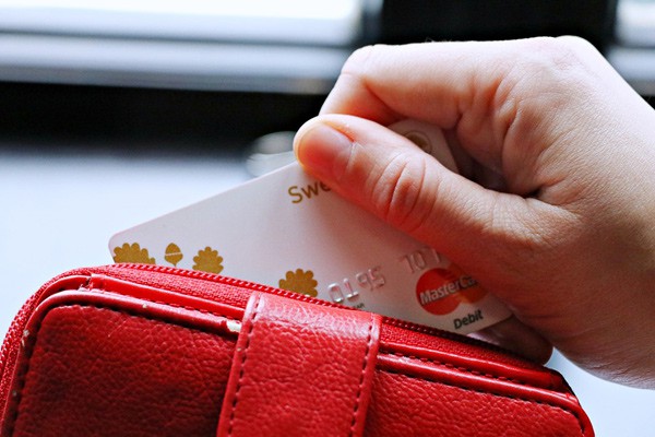 У женщины в г. Шахты украли с карты более 200 тысяч рублей