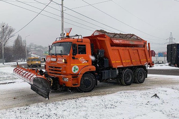 Улицы и тротуары г. Шахты убирают от снега, рассказали власти