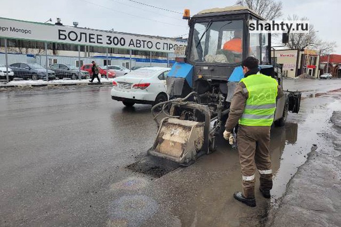 Ямы на дорогах города Шахты заливают асфальтобетонной смесью