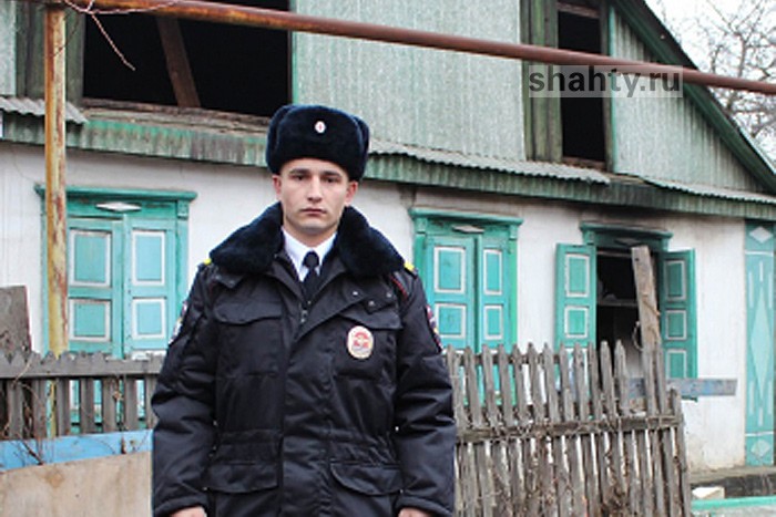 Полицейский в Шахтах спас женщину и мужчину, оказавшихся в полыхающем доме