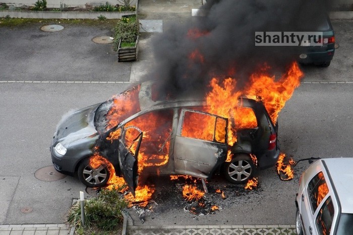 В Шахтах сгорела «Лада Приора» на ул. Отважной и гараж на ул. Разина