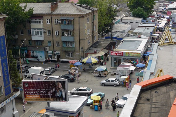 В г. Шахты появился светофор перед входом в рынок с улицы Шевченко