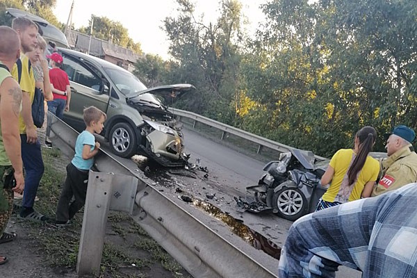 В г. Шахты лоб в лоб столкнулись Ford Kuga и KIA Rio
