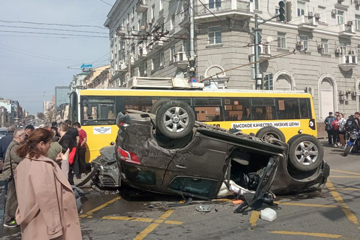 Пострадала девушка за рулем Mercedes: ДТП в центре Ростова на улице Большой Садовой