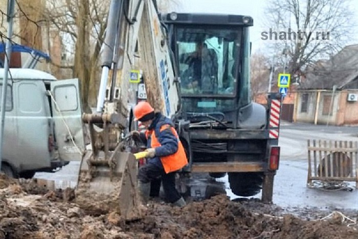 В г. Шахты меняют водопровод по улице Красинской за счет денег депутатского фонда