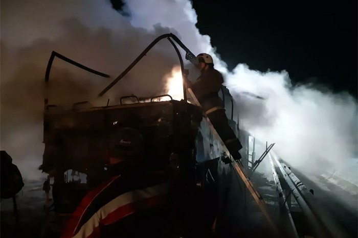 Загорелся автобус между Шахтами и Новочеркасском на трассе М-4 «Дон»