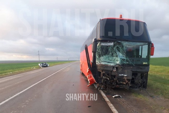 Не стало водителя легковушки, влетевшего в автобус с туристами в Ростовской области