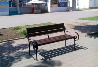 В г. Шахты восстановили 23 скамейки, разгромленные вандалами (ФОТО)
