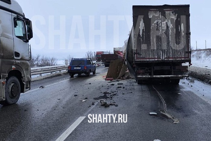 Погиб водитель: столкнулись четыре грузовика на трассе М-4 «Дон» в Ростовской области