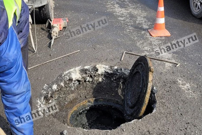 Вот так ломают асфальт в Шахтах, чтобы добраться до колодцев