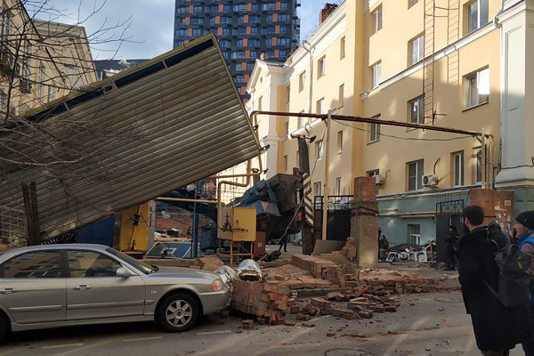 Рухнул автомобильный кран, задев газовую трубу в Ростове [Фото]
