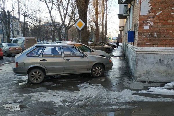 В г. Шахты горожане боятся ходить под балконами на улице Ленина в районе УВД