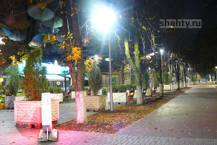 В Шахтах в парке течет вода и отключен свет на главной аллее — рассказываем почему