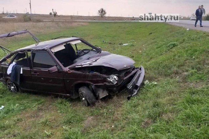Опрокинулся ВАЗ на трассе в Ростовской области, пытаясь уйти от столкновения