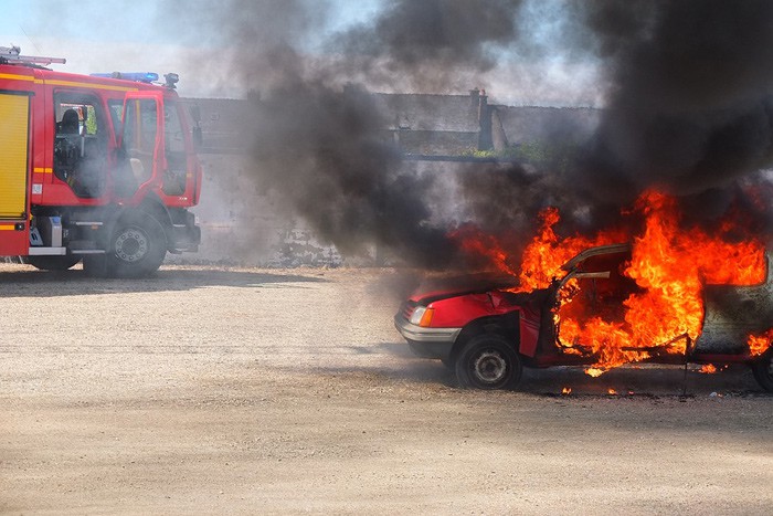 В Шахтах загорелся автомобиль ВАЗ на улице Маяковского