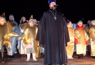 В г. Шахты скромно отметили Рождество на площади Кафедрального собора