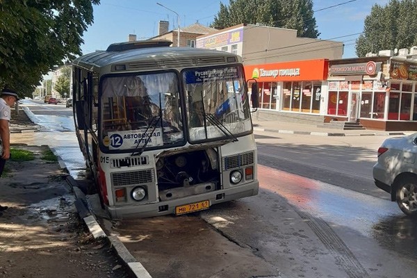 В г. Шахты автобус провалился в яму на проспекте Победа Революции