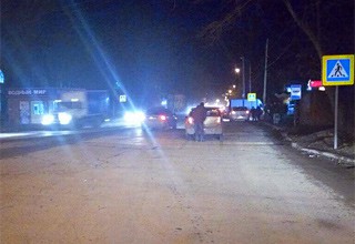 В г. Шахты сбили женщину на пешеходном переходе, протащив на капоте