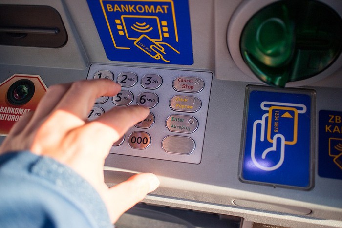 Дончанка потеряла два миллиона рублей, поверив мошеннику
