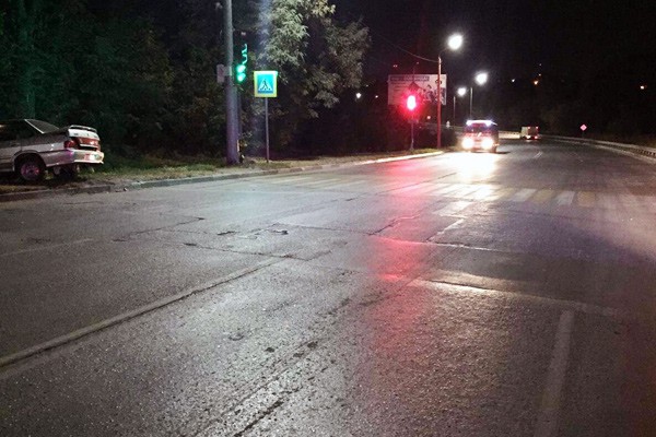 В Шахтах влетел в отбойник ВАЗ на дороге Центр — Артем: пострадала девушка