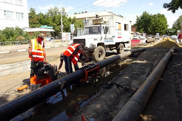 В г. Шахты по улице Шевченко меняют аварийный водовод