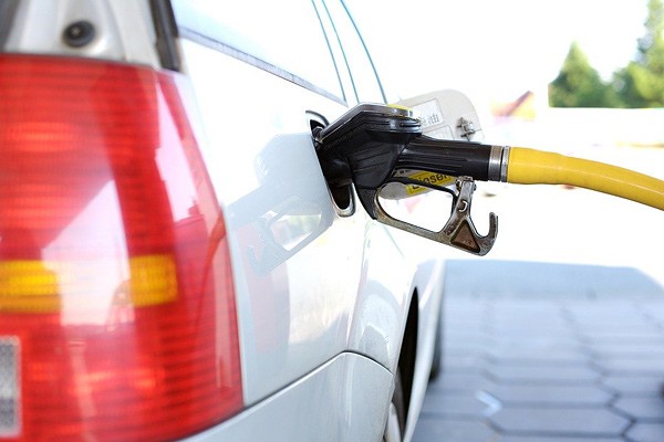 Водитель уехал с АЗС, не оплатив 33 литра бензина — завели дело за грабеж