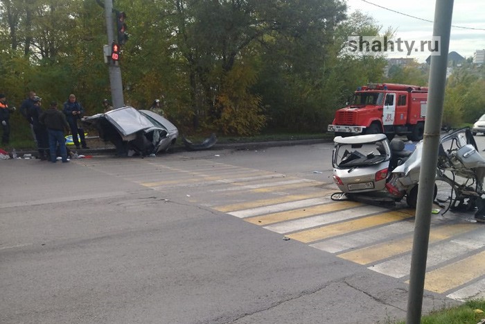 В Шахтах разорвало авто на дороге Центр — Артем, машина врезалась в столб: видео