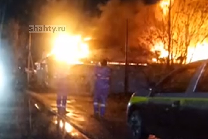 В Шахтах сгорело здание Почты России