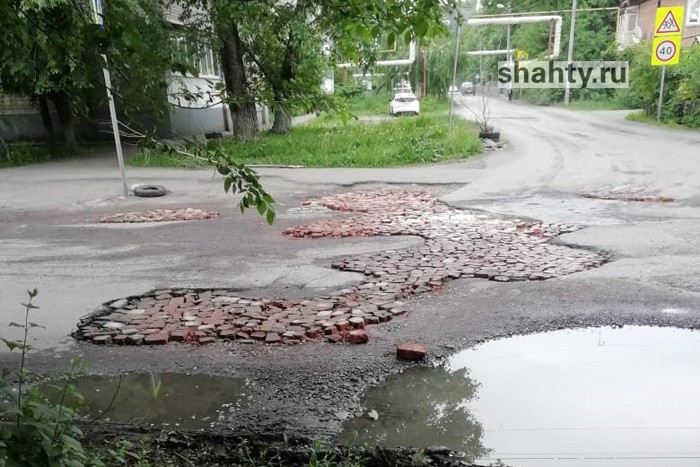 В Шахтах горожане сами начали ремонтировать дороги