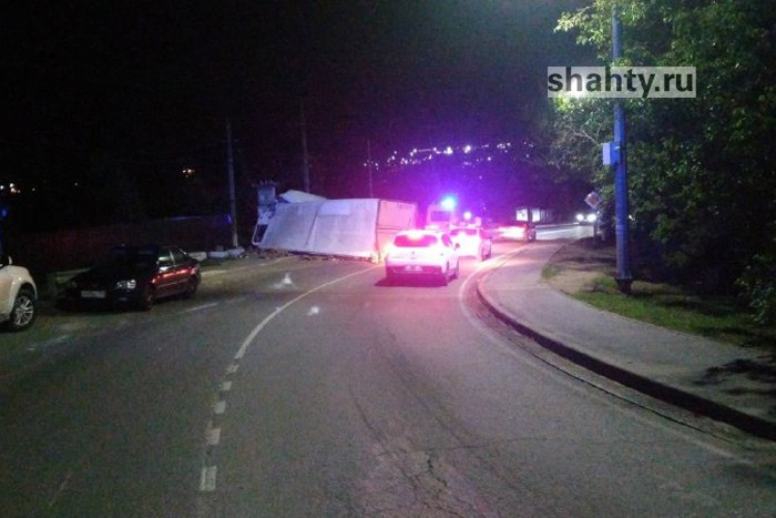 Погиб водитель рефрижератора Jac: грузовик опрокинулся под Аксаем