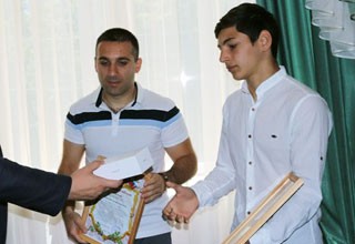 Боксеру-чемпиону Спартаку Геворкяну в г. Шахты подарили мобильник [Фото]