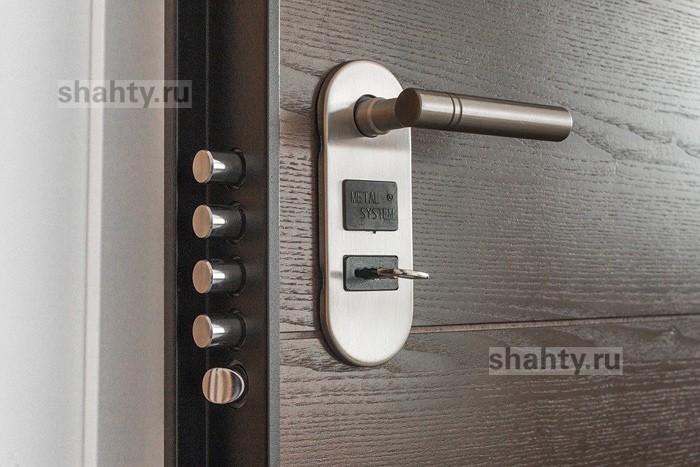 В Шахтах обокрали квартиру на 90 тысяч рублей в аварийном доме, который был расселен