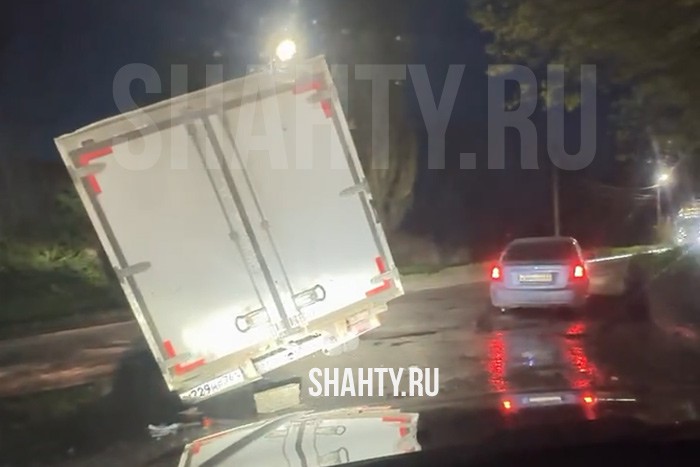 В г. Шахты провалилась «Газель» и легковушка в ямы на Северном переезде, ГУТАП