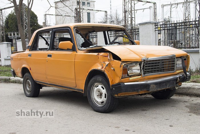В Шахтах пьяный угнал автомобиль и врезался в столб