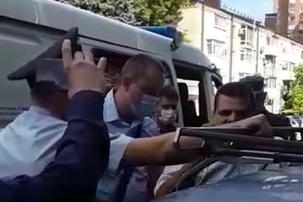 В г. Шахты «свинтили» пикетчика напротив мэрии — появилось видео