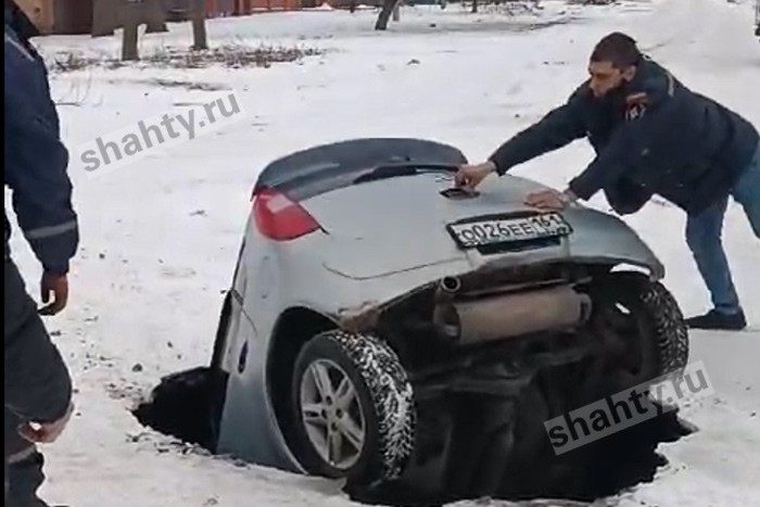 Бастрыкин поручил найти виновных после провала машины под асфальт в Азове