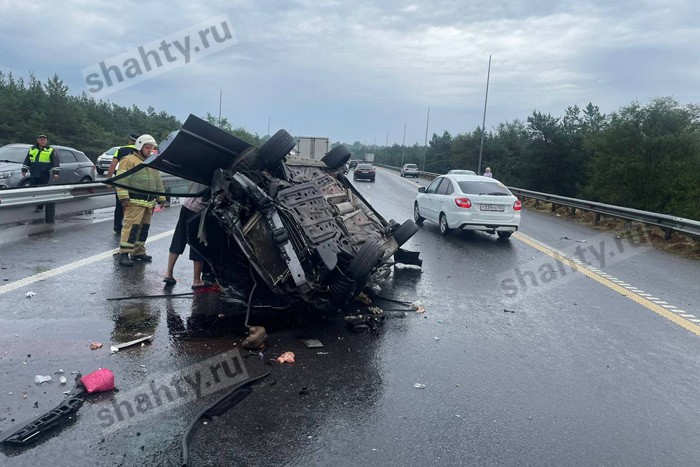 Погибла пассажирка: перевернулся Opel, зацепив отбойник и большегруз на трассе М-4