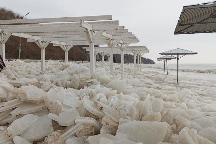Ледяные глыбы разрушили пляж в Таганроге