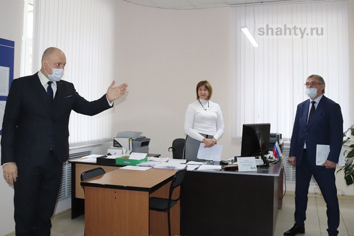 В Шахтах депутатам показали муниципальный центр управления